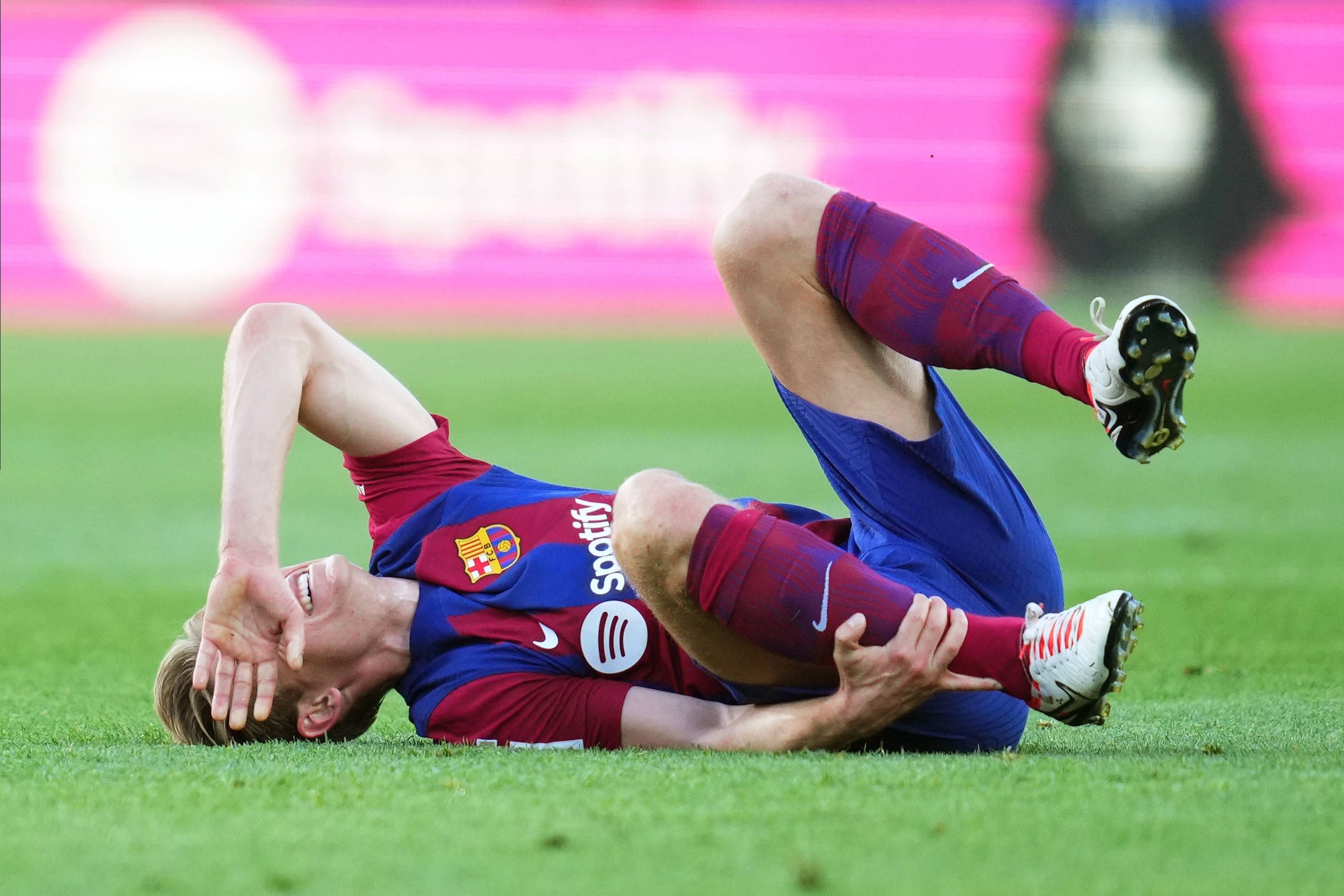 Barcelona confirm ankle injury for Frenkie de Jong
