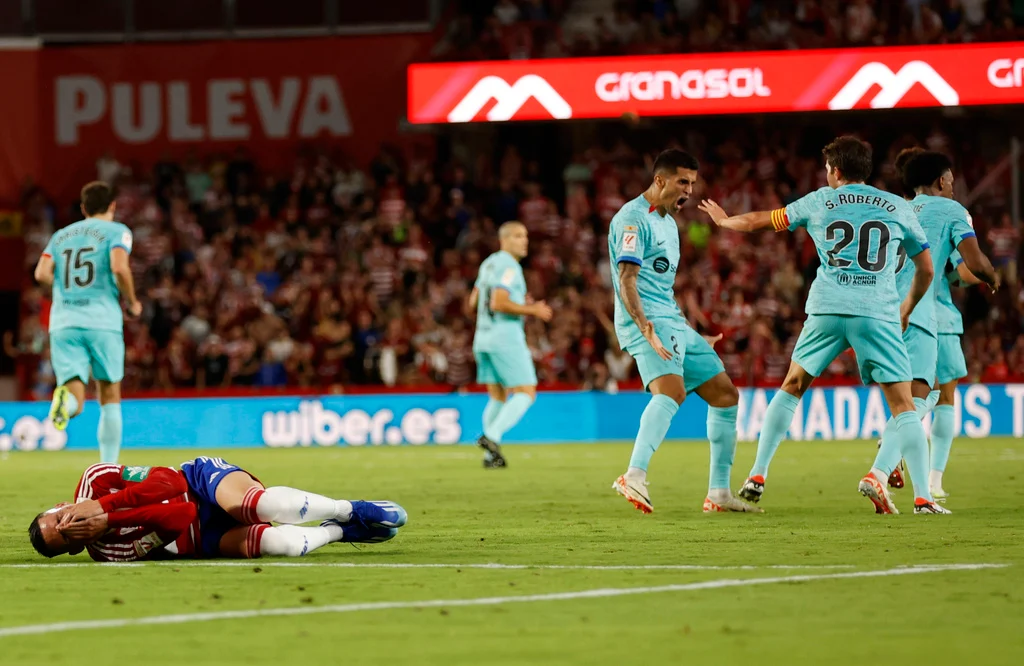 La Liga Barcelona snatch 2-2 draw at Granada with late Sergi Roberto's goal