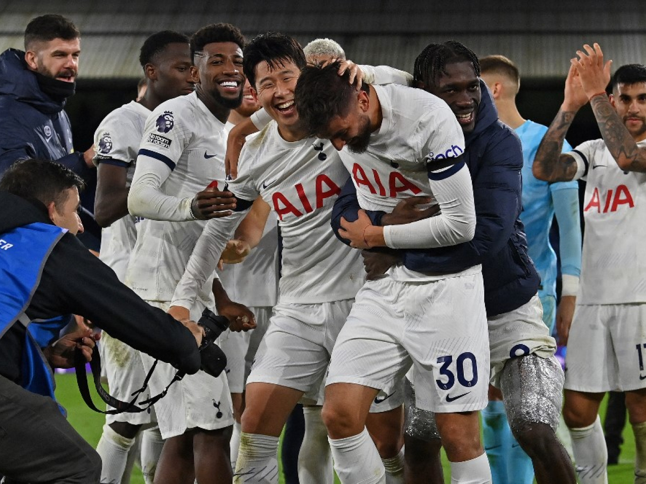 Spurs beat Palace to go five points clear